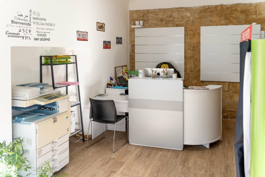 espace accueil de la boutique Sam e assist à remoulins spécialiste carte grise SIV